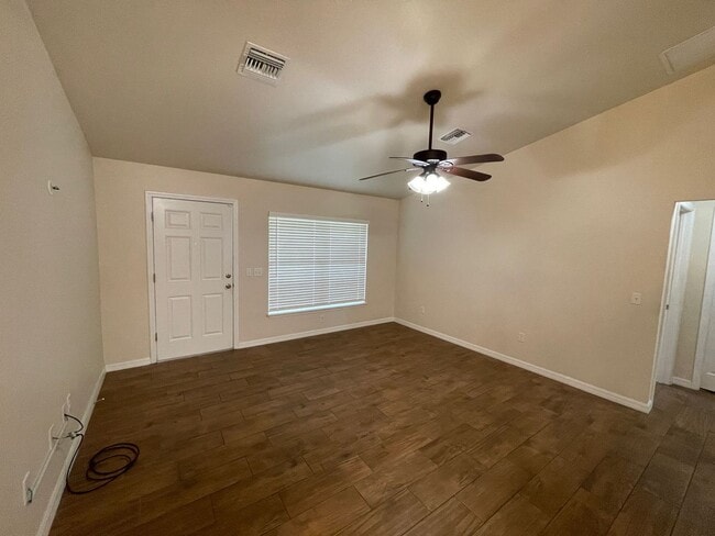 Building Photo - 3 Bedroom/2 Bathroom Duplex