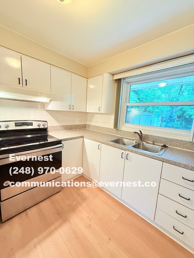 Building Photo - 17252 Sunnybrook Dr
