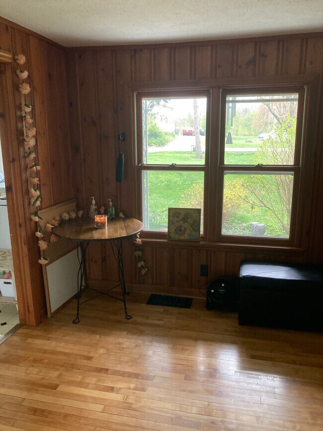 Foto del edificio - 3 bedroom, 1 bath House: Available August ...