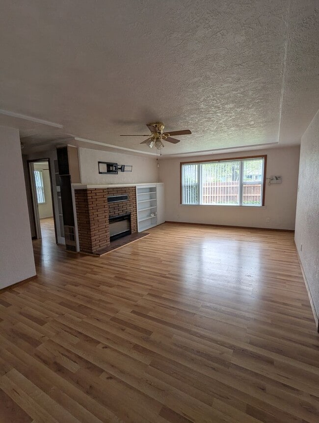 Building Photo - Corner lot 3 bd 1 bt