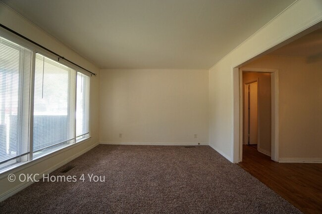 Building Photo - 2 Bed in The Village - Move In Ready