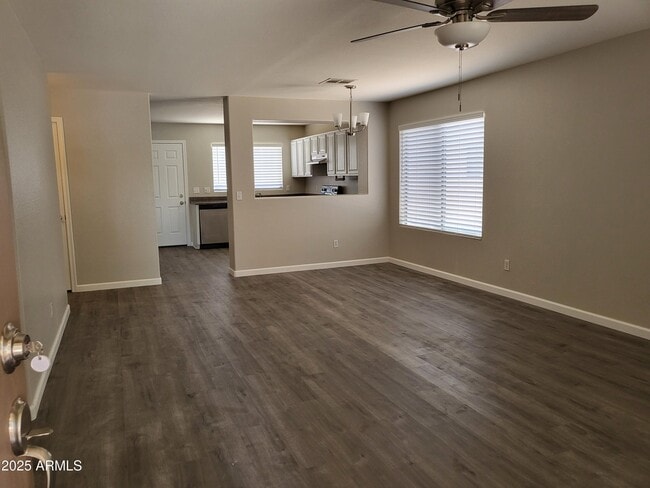 Foto del edificio - 1028 E Graham Ln