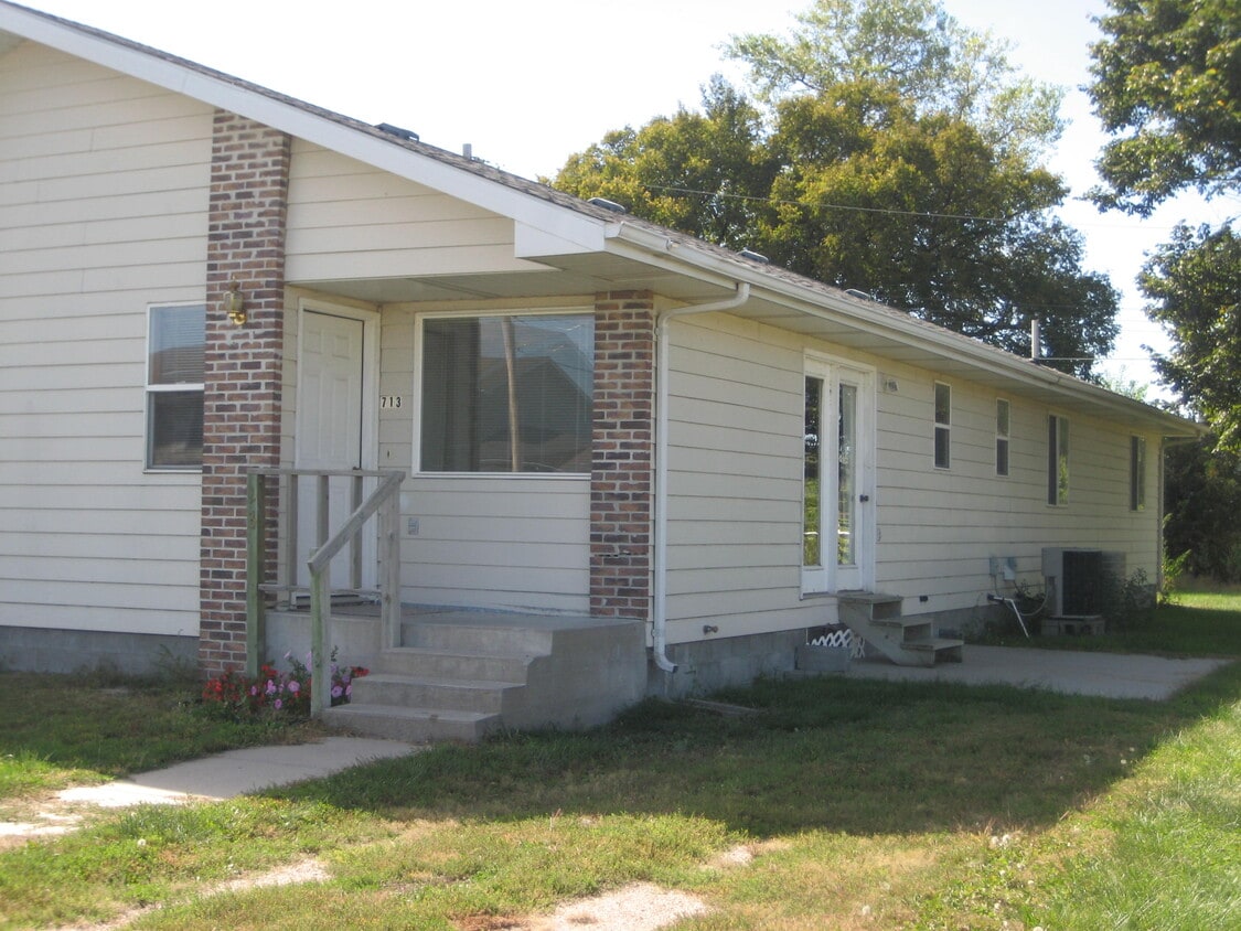 Primary Photo - 713 F St