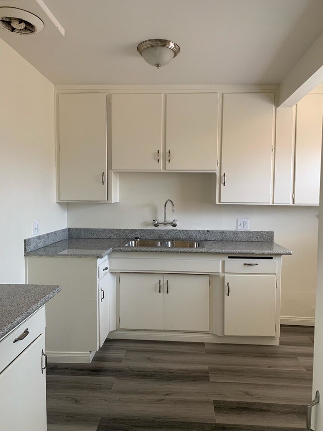 Building Photo - 300 Sandora St