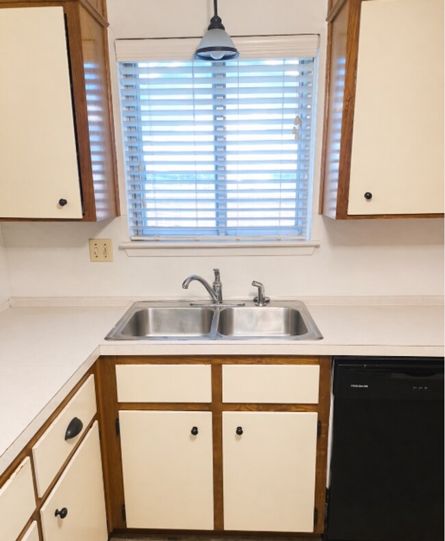 Foto del edificio - AVAILABE MID MAY; APPLY TODAY AT OUR WEBSITE!!