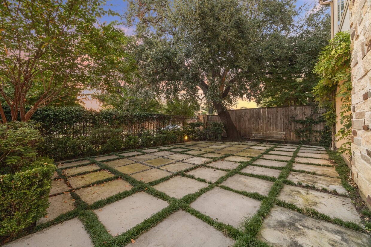 Foto del edificio - 6008 Park Cir Dr