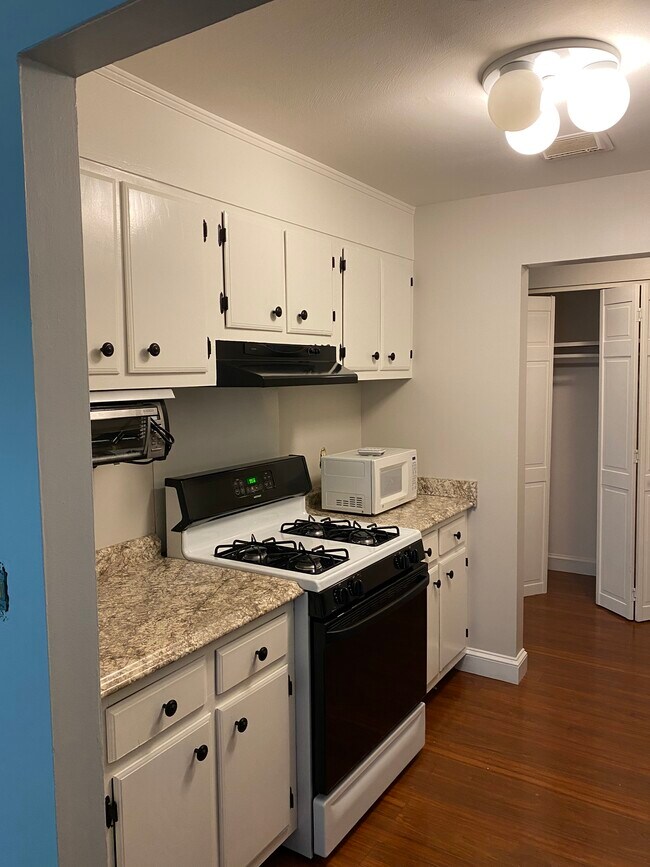 Galley kitchen - 8 Louisburg Sq