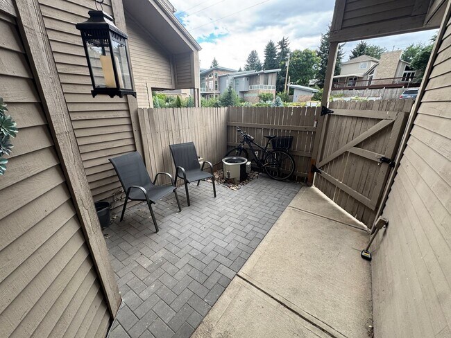 Foto del edificio - Bright 2BR Townhome with 3 Balconies & Private Patio