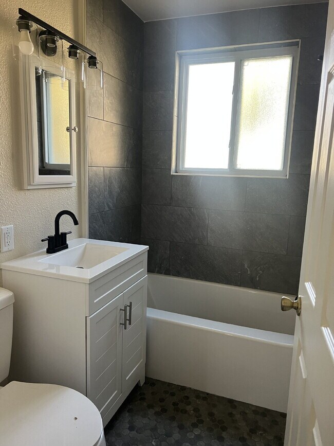 Foto del edificio - Newly renovated 1 bedroom apartment