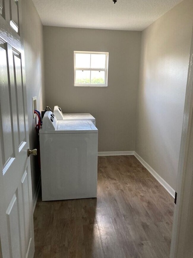 Building Photo - Beautiful 3/2/2 house with fenced yard.