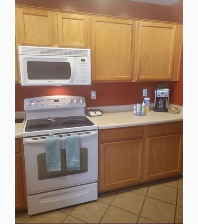 Large kitchen - 7010 S 24th Ln