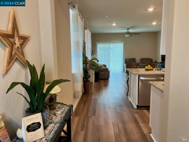 Foto del edificio - 2048 Lavender Pl