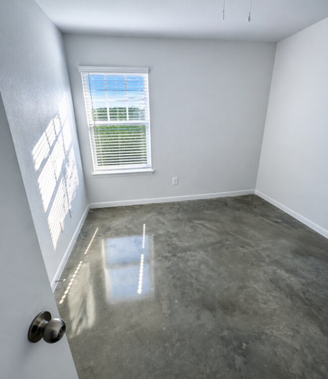 Foto del edificio - AVAILABLE END OF MAY; APPLY AT OUR WEBSITE TODAY