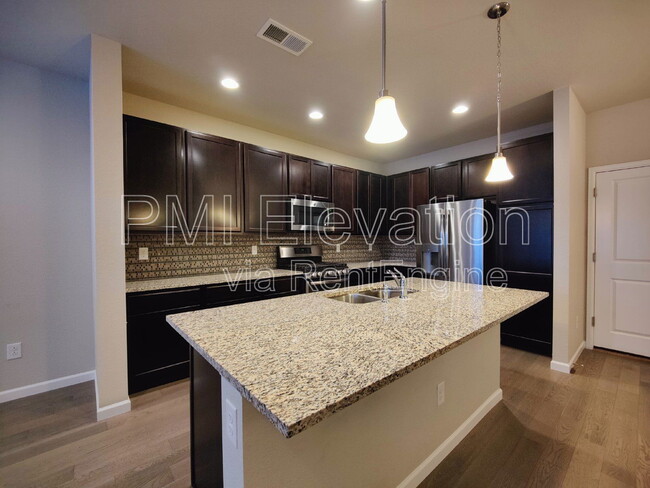 Building Photo - 530 E Dry Creek Pl