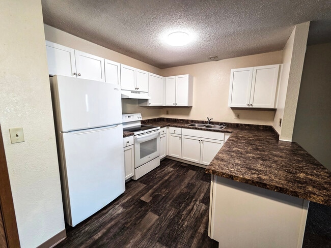 Building Photo - Pine Pointe Apartments