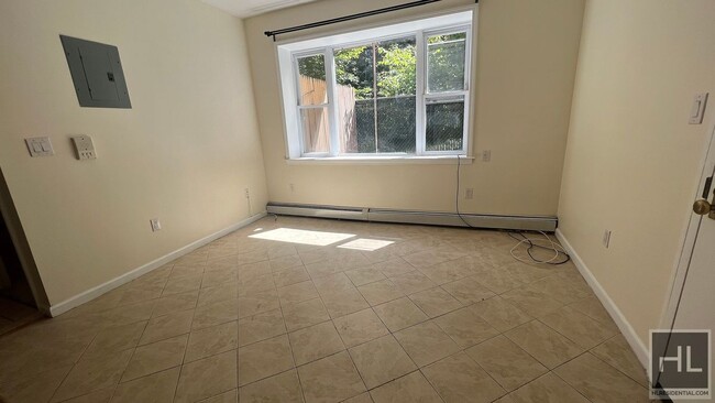 Foto del edificio - NEWLY RENOVATED 2 BEDROOM W/1.5 FULL BATH/...