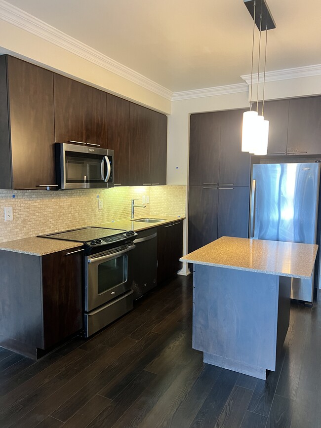 Building Photo - Beautiful Suite at the Heart of Yonge and ...