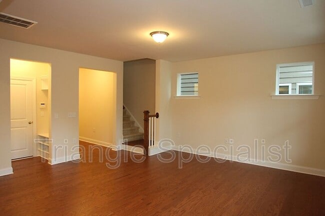 Building Photo - 215 Begen St