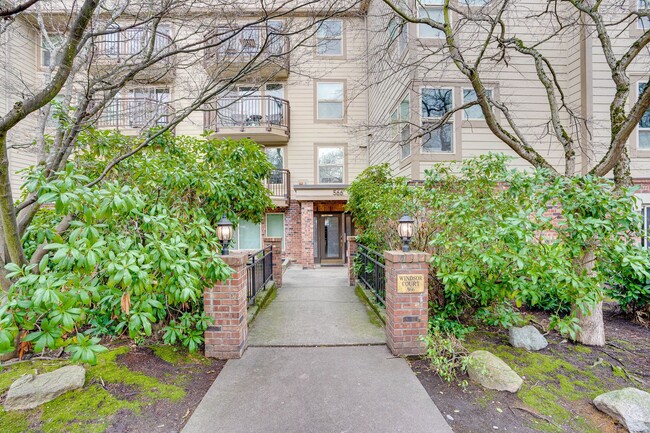 Building Photo - Convenient Queen Anne Location! 1bd/1bth C...