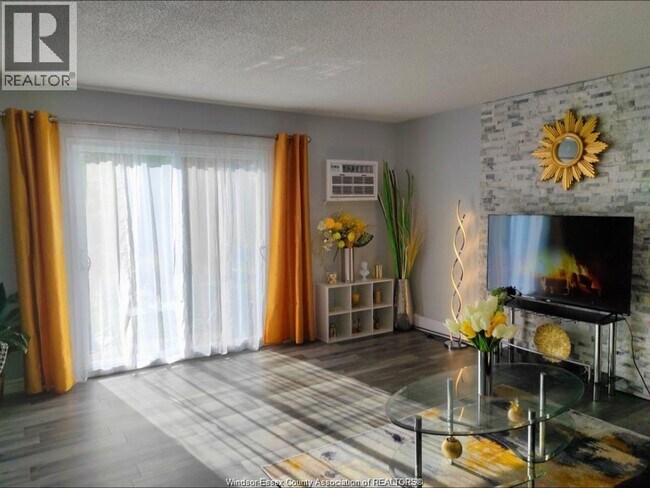 Photo du bâtiment - 3049 Meadowbrook Ln