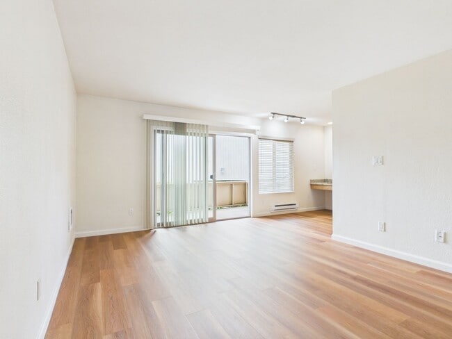 Building Photo - Beautifully appointed 2 bedroom condo for rent at Kimberly Place