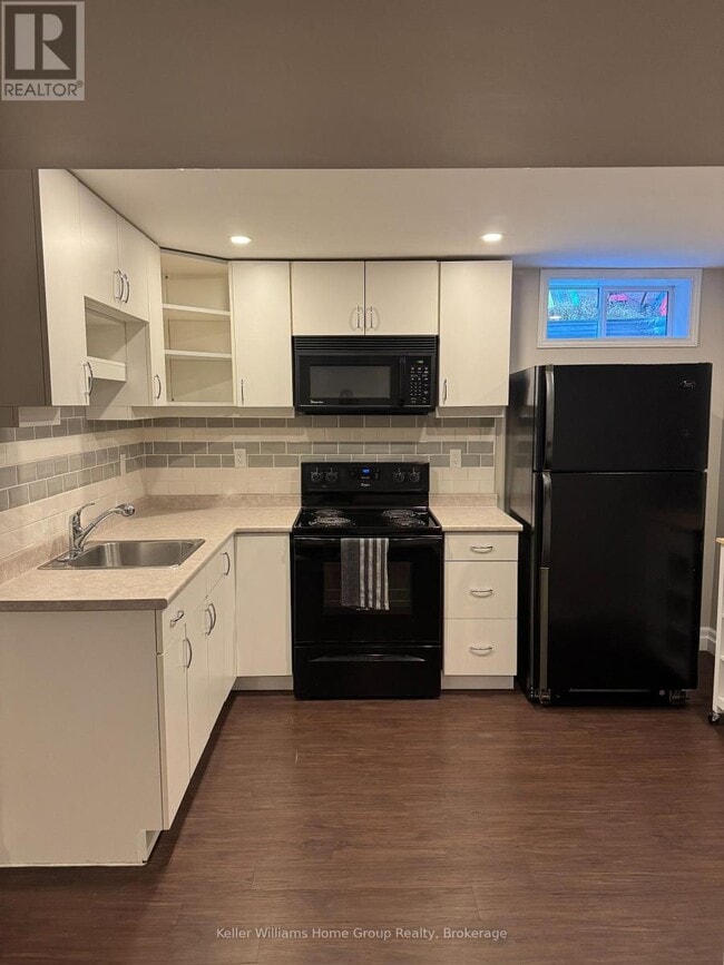 Building Photo - 517 McTavish St