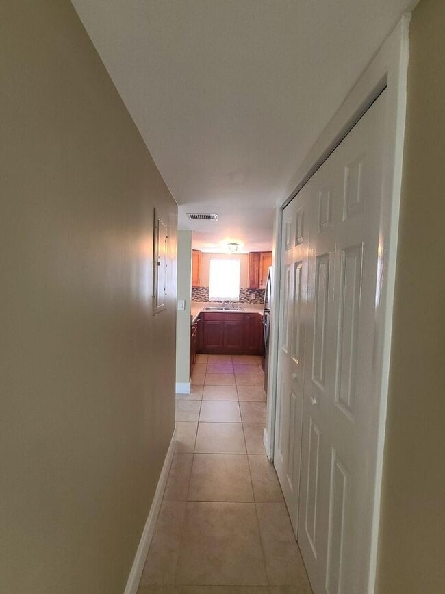 Building Photo - 3201 Bayview Dr