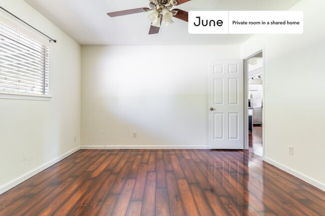 Building Photo - Private bedroom in 4 bed/2 bath Home