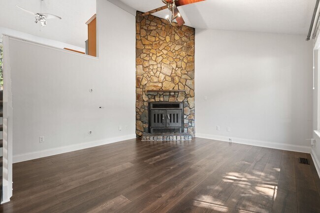 Building Photo - 2108 Mariner Cir