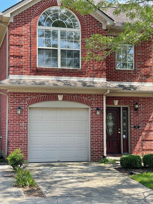 Foto del edificio - **COMING SOON** NICE 3 BR, 2.5 Bath Townhouse! New Paint & Carpet, Attached Garage, All Electric;