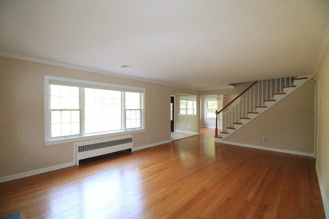 Foto del edificio - COMING SOON! Spacious Quiet 4BD/2BA Large ...