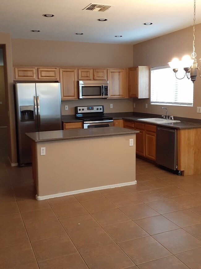 Foto del edificio - Nice 3 bed 2 bth and den home