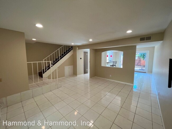 Building Photo - 2 br, 1.5 bath House - 4061 Yankee Dr.