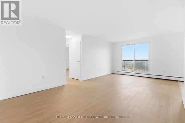 Building Photo - 498 Queens Ave