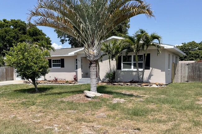 Building Photo - 1305 Hamlin Dr