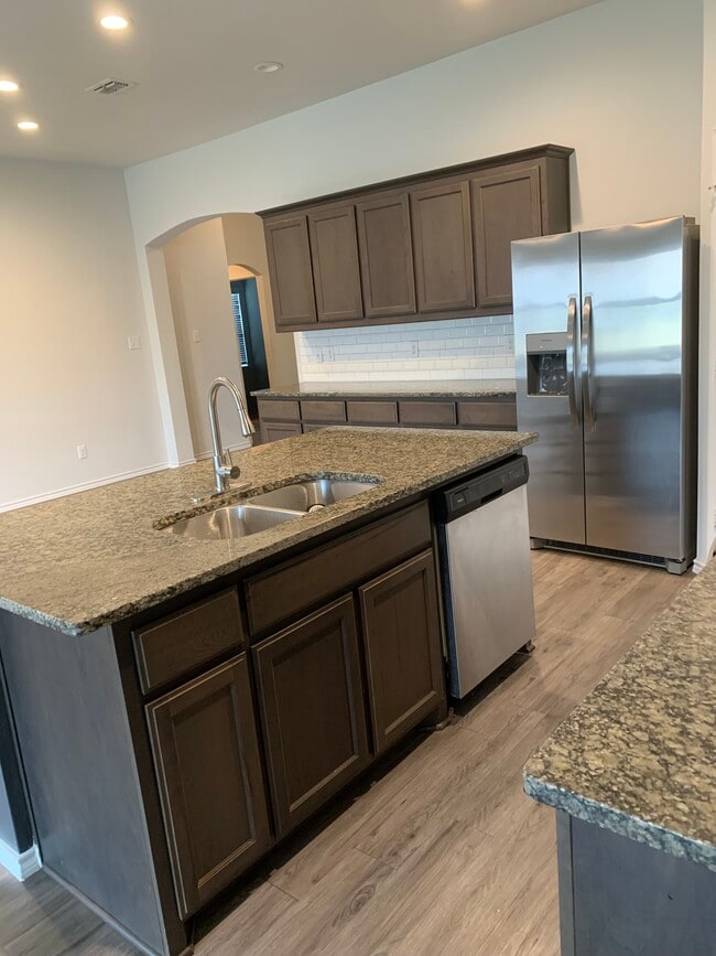 Foto del edificio - 932 Deer Valley Dr