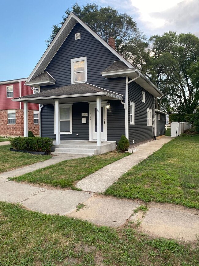 Foto del edificio - Beautiful new exterior on classic Harters Heights 4 bedroom (3 full baths) blocks from ND.