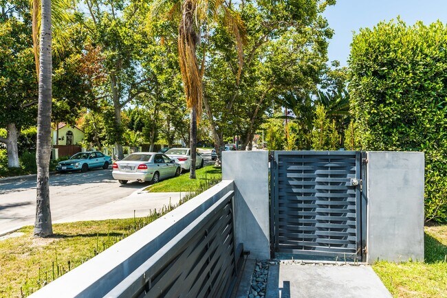 Foto del edificio - 742 N Cherokee Ave