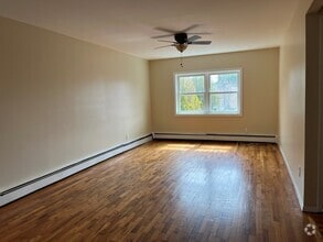 Building Photo - 410 Jericho Tpke