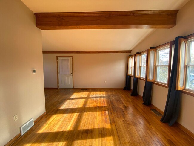 Building Photo - 3 Bedrooms 2.5 Baths - Ranch Style Home- D...