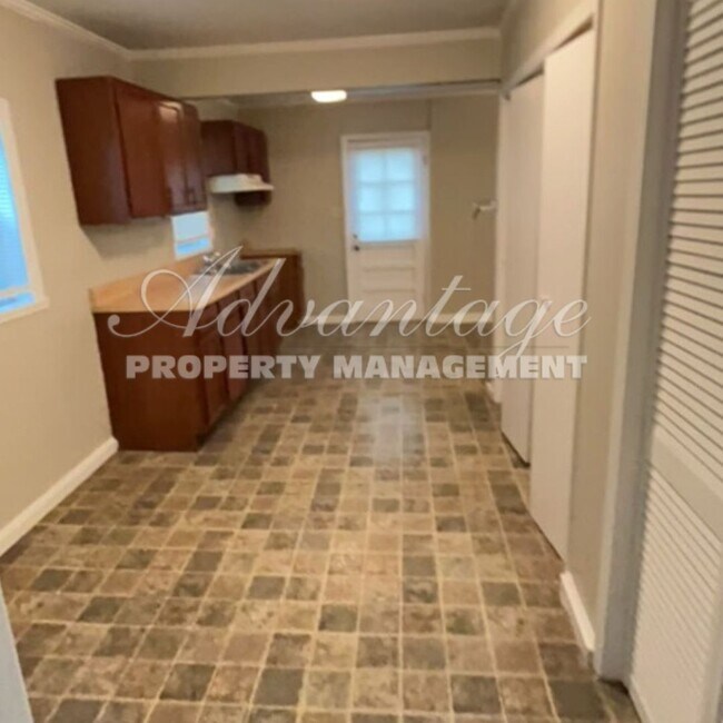 Building Photo - Super Cute 2 bedroom Home - South  Memphis...