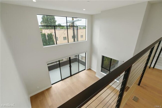 Building Photo - 3 br, 3.5 bath House - 5016 1/2 Rosewood Ave