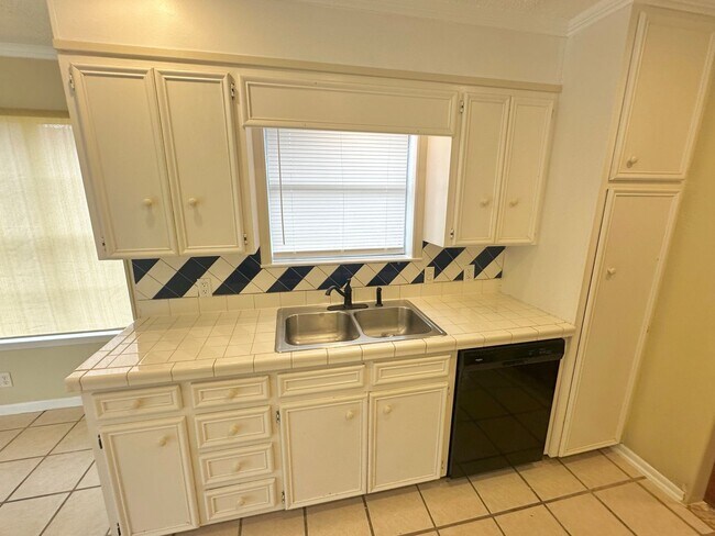 Foto del edificio - AVAILABLE NOW!