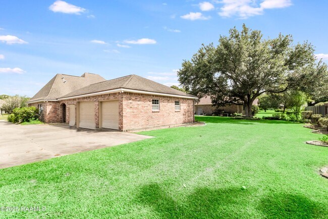Building Photo - 102 Bear Creek Ct