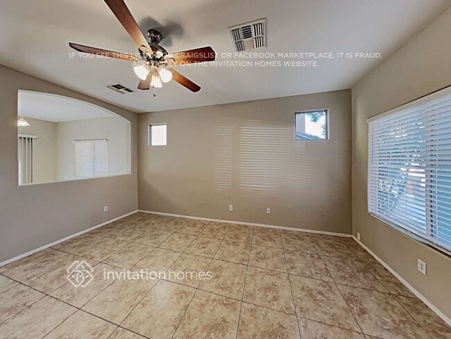 Foto del edificio - 9535 E Belmont Ave