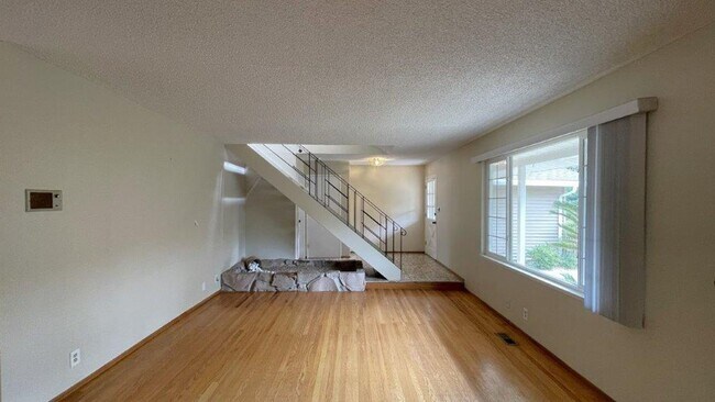 Foto del edificio - Nice 4 bedroom 2 bathroom home with sparkl...