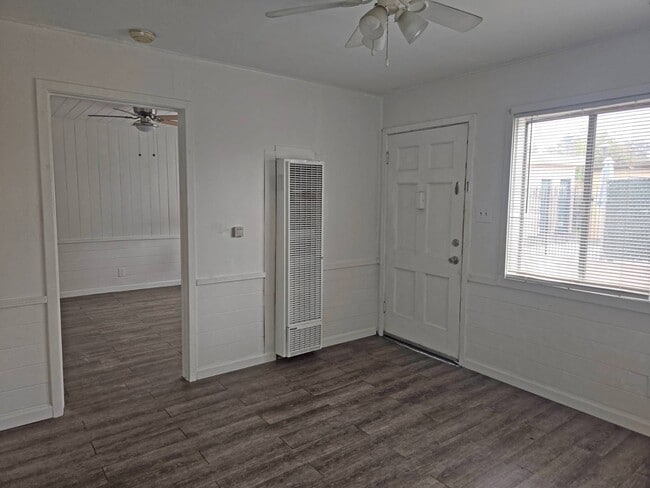 Building Photo - 1150 E San Joaquin Ave