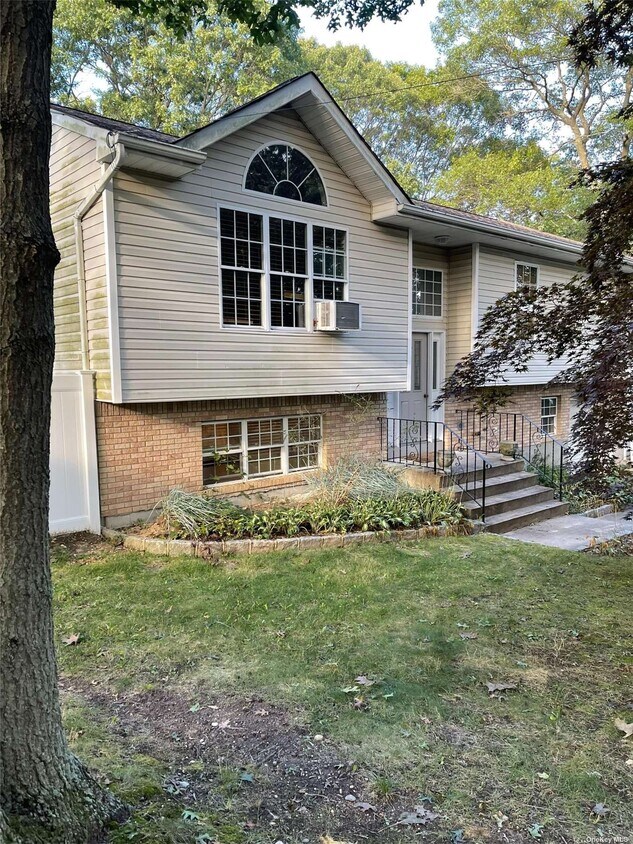 19 Summit Pl, Farmingville, NY 11738 House Rental in Farmingville, NY