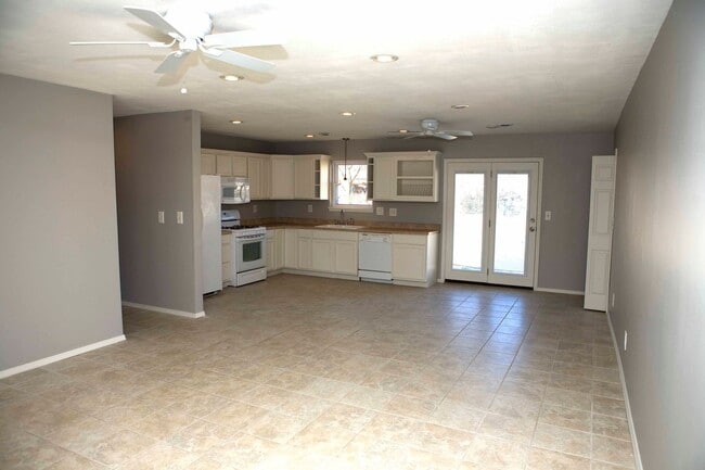 Building Photo - 3-Bedroom, 2-Bathroom Home in Central Spri...