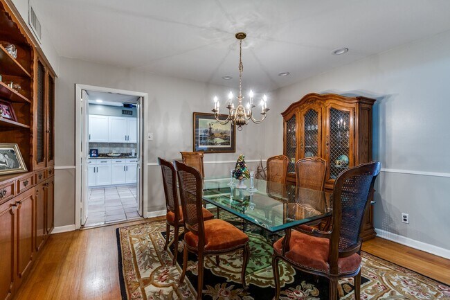 Foto del edificio - GORGEOUS RANCH-STYLE HOME ON WOODED 1.2 AC...